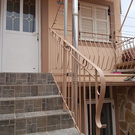 Angelos Appartement *